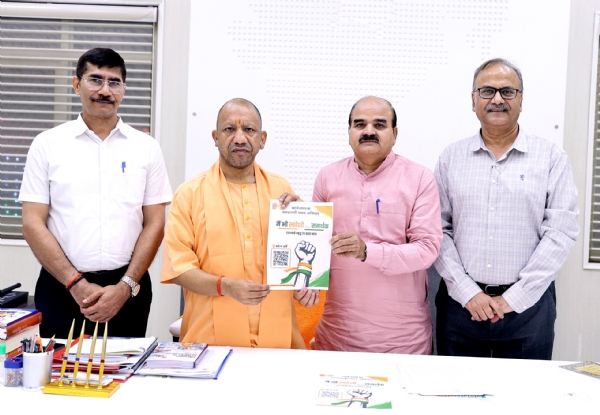 लखनऊ में मुख्यमंत्री योगी आदित्यनाथ काे मांग पत्र सौंपते  मुरादाबाद निवासी और स्वदेशी जागरण मंच के राष्ट्रीय सह-संयोजक डॉ राजीव कुमार