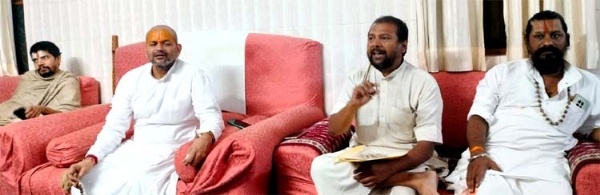 पत्रकारों से वार्ता करते हुए पत्रकारों से वार्ता करते हुए