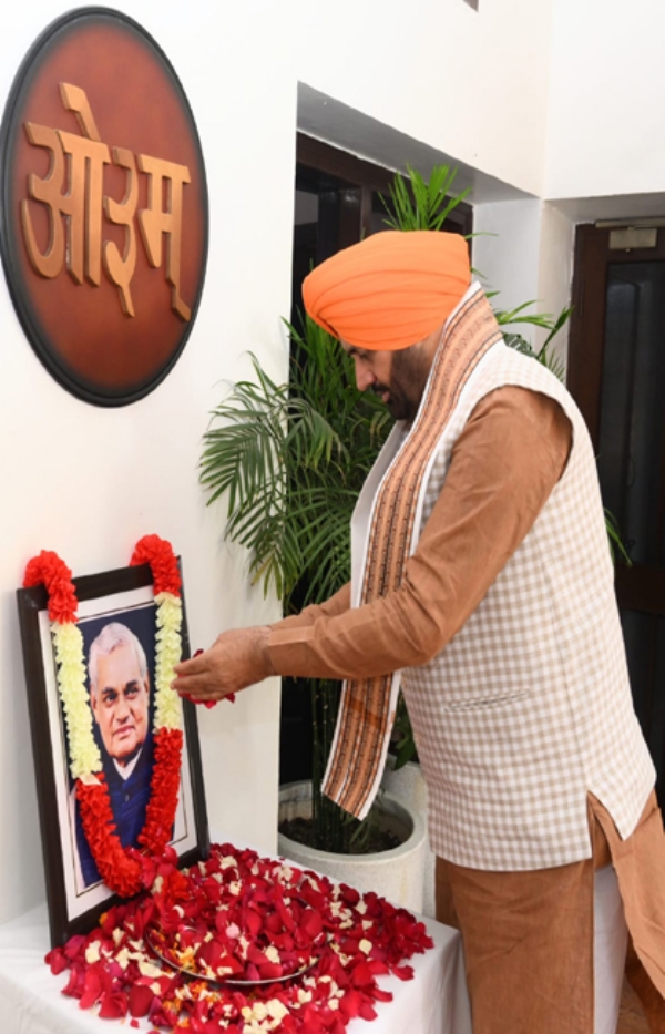 हरियाणा के मुख्यमंत्री नायब सैनी पूर्व प्रधानमंत्री अटल बिहारी वाजपेयी काे श्रद्धांजलि भेंट करते हुए