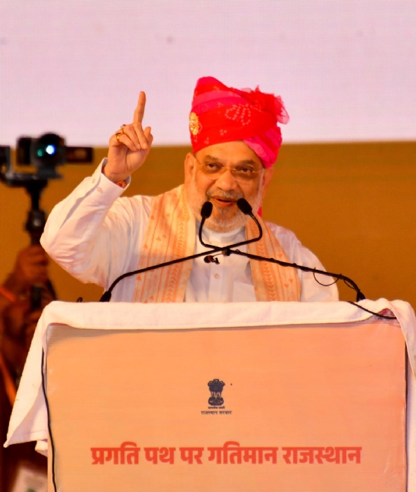 अमित शाह सभा को संबोधित करते हुए अमित शाह सभा को संबोधित करते हुए