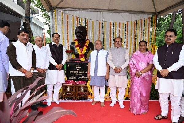 अटल जी की प्रतिमा का अनावरण करने के बाद समूह चित्र