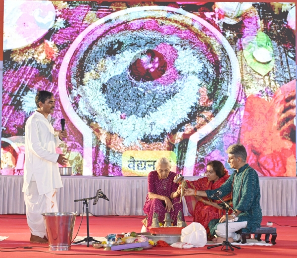 रुद्राभिषेक करती राज्यपाल आनंदीबेन पटेल रुद्राभिषेक करती राज्यपाल आनंदीबेन पटेल