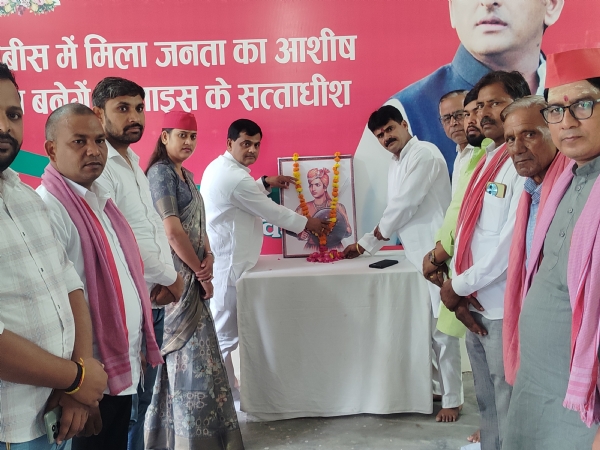 फ़ोटो। जयंती मनाते हुए सपाई