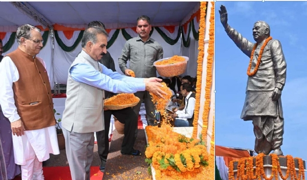 मुख्यमंत्री अटल को श्रद्धांजलि देते हुए