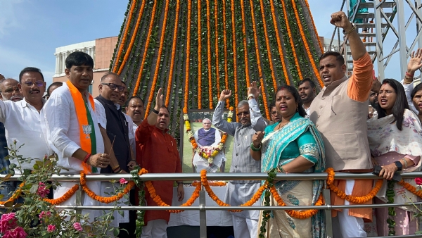 श्रद्धांजलि अर्पित करते बाबूलाल मरांडी सहित अन्य श्रद्धांजलि अर्पित करते बाबूलाल मरांडी सहित अन्य