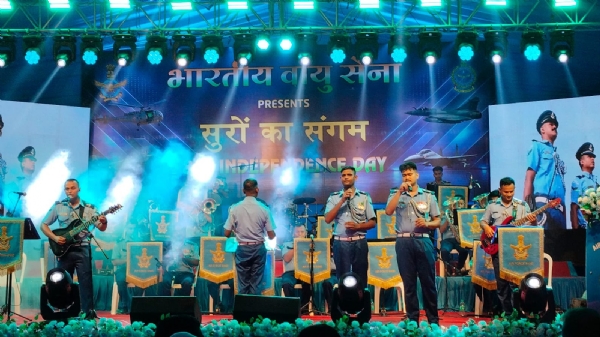 प्रयागराज के चन्द्रशेखर आजाद पार्क में आजादी की शाम एयर फोर्स को कार्यक्रम का छाया चित्र
