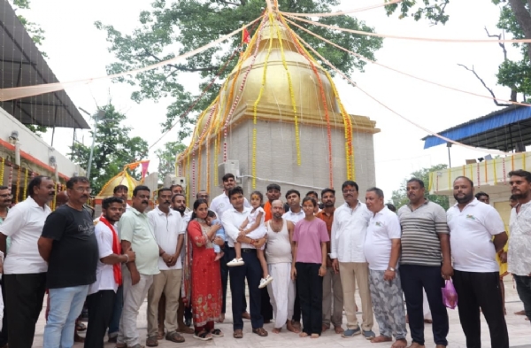 उपायुक्त मनीष कुमार भगवान भोलेनाथ पर जलार्पण करते उपायुक्त मनीष कुमार भगवान भोलेनाथ पर जलार्पण करते