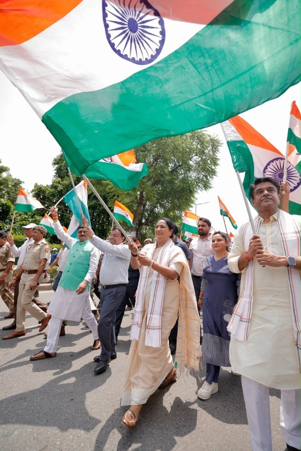 दिल्ली की मुख्यमंत्री रेखा गुप्ता एनडीएमसी  द्वारा आयोजित तिरंगा यात्रा में भाग लेते हुए