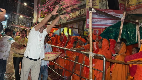 कांवड़ियों पर पुष्पवर्षा करते अफसर