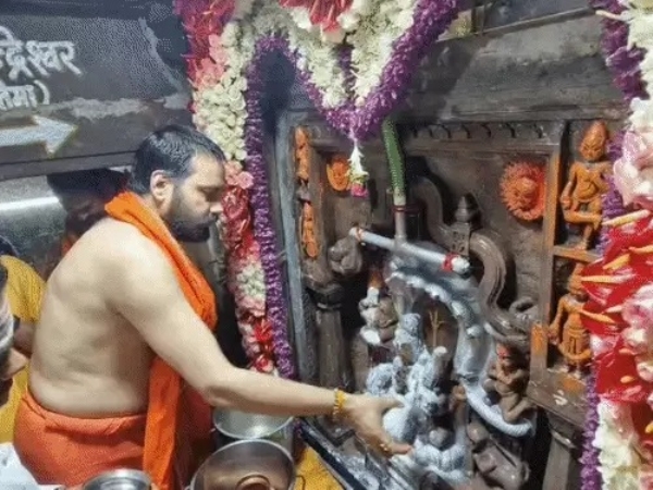 रात 12 बजे खुले नागचंद्रेश्वर के पट