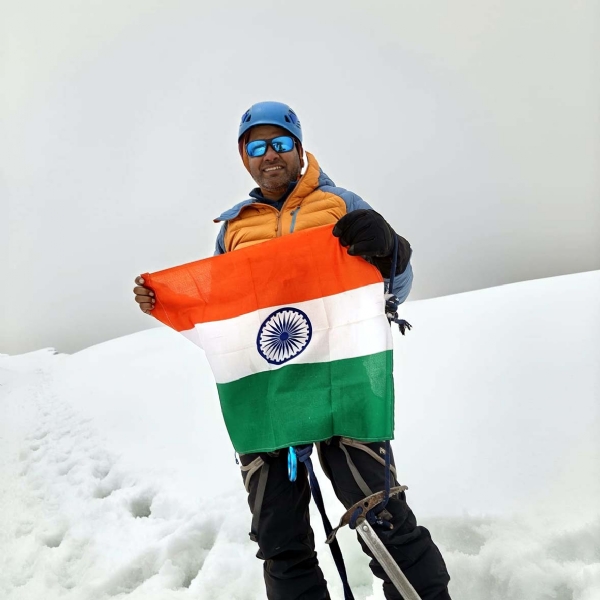 शिनकून चोटी पर तिरंगे के साथ प्रो. मनोज कुमार।