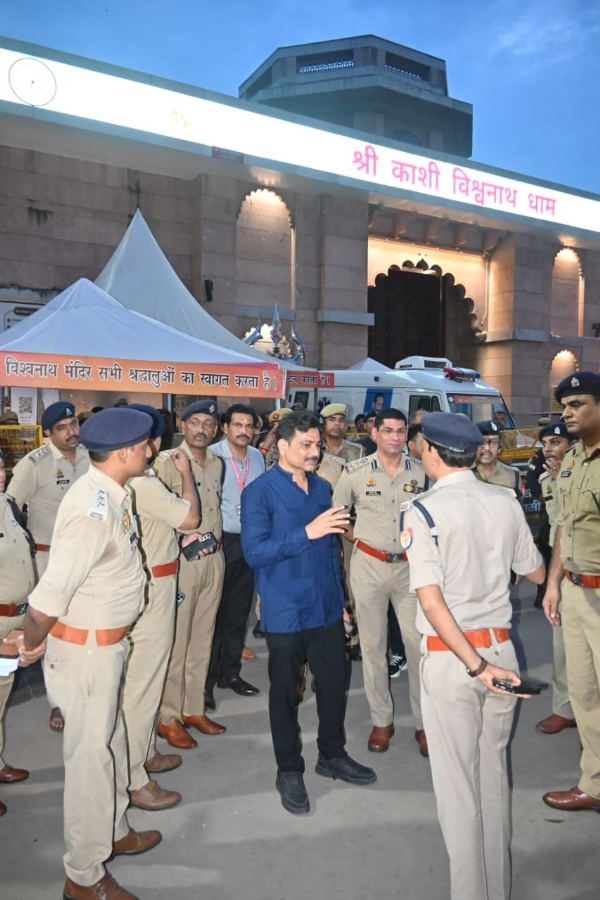 सुरक्षा व्यवस्था को परखते पुलिस कमिश्नर