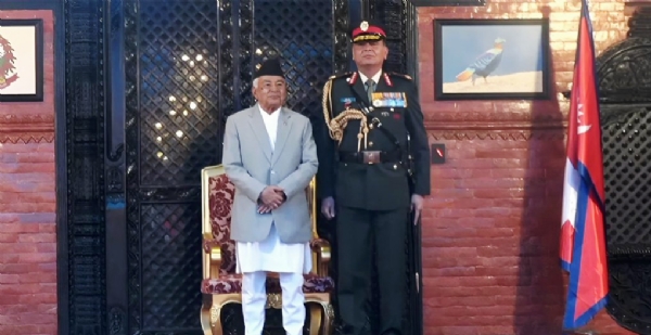 नेपाल के राष्ट्रपति के हाथों मानद उपाधि लेने के बाद भारतीय थलसेनाध्यक्ष जनरल धीरज सेठ