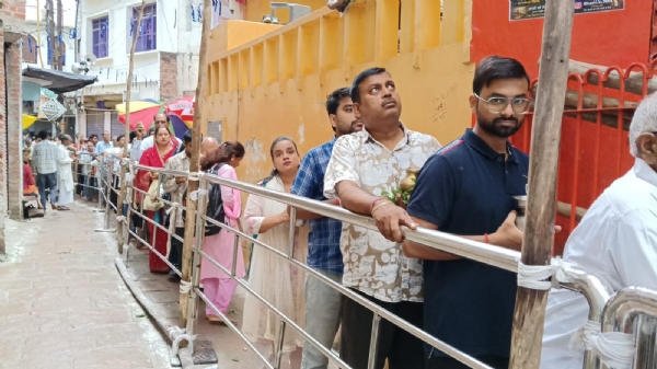 नागकूप में दर्शन पूजन के लिए कतारबद्ध श्रद्धालु नागकूप में दर्शन पूजन के लिए कतारबद्ध श्रद्धालु