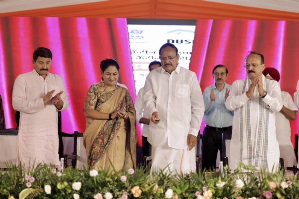 पूर्व उपराष्ट्रपति वेंकैया नायडू रविवार को तिमारपुर से 25 नई अटल कैंटीन का उद्घाटन करते हुए