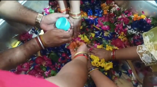 मंदिर में पूजा अर्चना करते श्रद्धालु