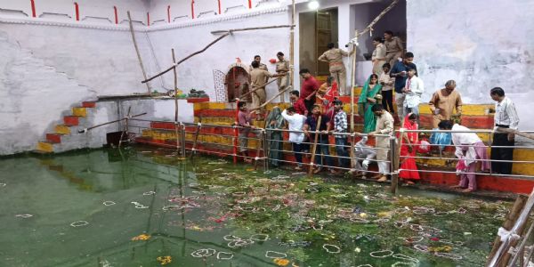 वाराणसी : नागपंचम्यां नागकूपे उत्पन्नः आस्थासंमर्दः , नागेश्वर महादेवस्य कृतो जलाभिषेकः