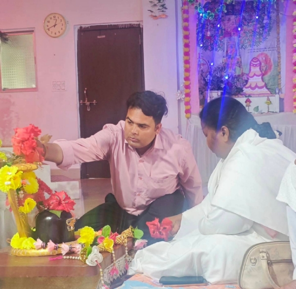 नागपंचमी में जुटे लोगों की तस्वीर