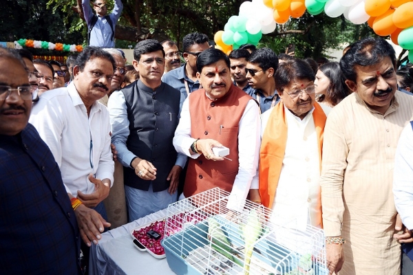 इंदौर के कमला नेहरू प्राणी संग्रहालय में देश के पहले वर्चुअल चिड़ियाघर का लोकार्पण करते हुए मुख्यमंत्री इंदौर के कमला नेहरू प्राणी संग्रहालय में देश के पहले वर्चुअल चिड़ियाघर का लोकार्पण करते हुए मुख्यमंत्री