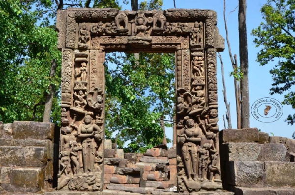 प्राचीन मंदिरों के अवशेषों के बीच विराजमान हैं भगवान शिव, सावन में जल और दूध चढ़ाने पहुंचते हैं श्रद्धालु प्राचीन मंदिरों के अवशेषों के बीच विराजमान हैं भगवान शिव, सावन में जल और दूध चढ़ाने पहुंचते हैं श्रद्धालु