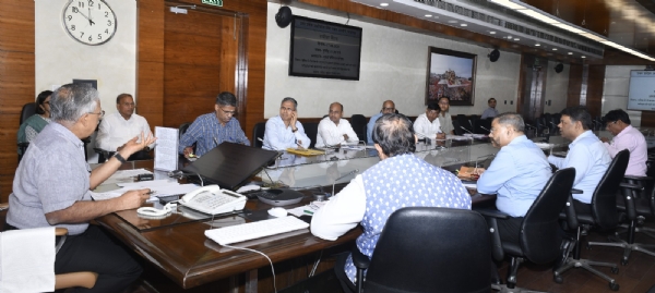 मुख्य सचिव एसपी गोयल रोजगार को लेकर बैठक करते हुए मुख्य सचिव एसपी गोयल रोजगार को लेकर बैठक करते हुए