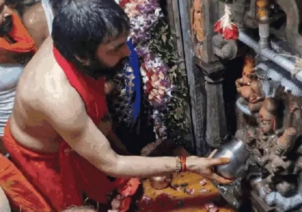 उज्जैन में मध्य रात्रि को हुई भगवान नागचंद्रेश्वर की प्रथम पूजा उज्जैन में मध्य रात्रि को हुई भगवान नागचंद्रेश्वर की प्रथम पूजा