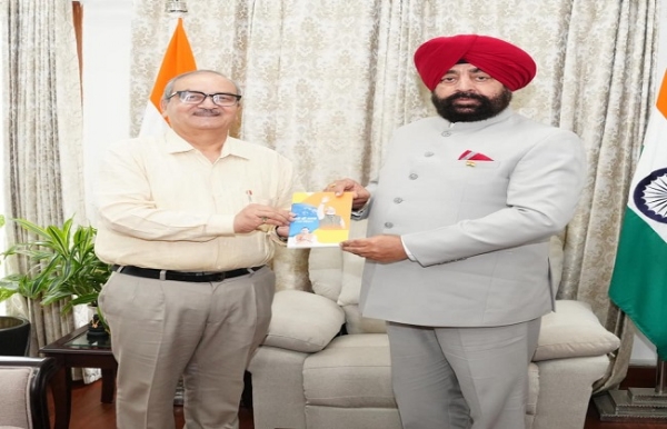 राज्यपाल लेफ्टिनेंट जनरल गुरमीत सिंह (से.नि.) से लोक भवन में मीडिया सलाहकार समिति,उत्तराखण्ड के अध्यक्ष प्रो.गोविंद सिंह भेंट करते हुए। राज्यपाल लेफ्टिनेंट जनरल गुरमीत सिंह (से.नि.) से लोक भवन में मीडिया सलाहकार समिति,उत्तराखण्ड के अध्यक्ष प्रो.गोविंद सिंह भेंट करते हुए।