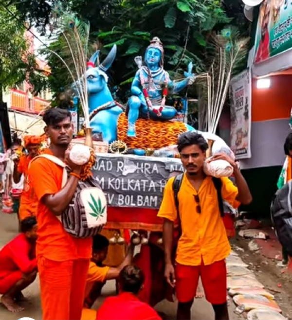 महादेव की भव्य प्रतिमा स्वरूप कांवर लेकर पहुंची कोलकाता की टीम महादेव की भव्य प्रतिमा स्वरूप कांवर लेकर पहुंची कोलकाता की टीम