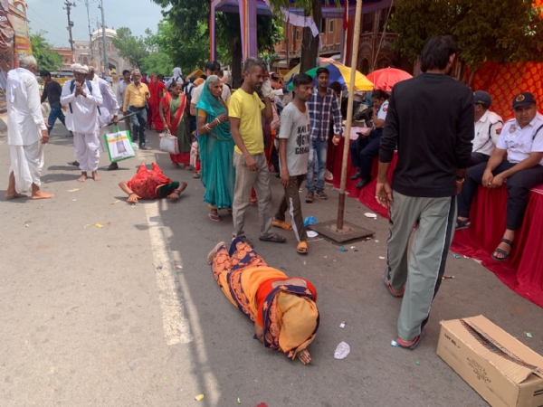 भक्ति के रंग में रंगा जयपुर: केसरिया ध्वज के साथ डिग्गी की राह पर निकले हजारों भक्त