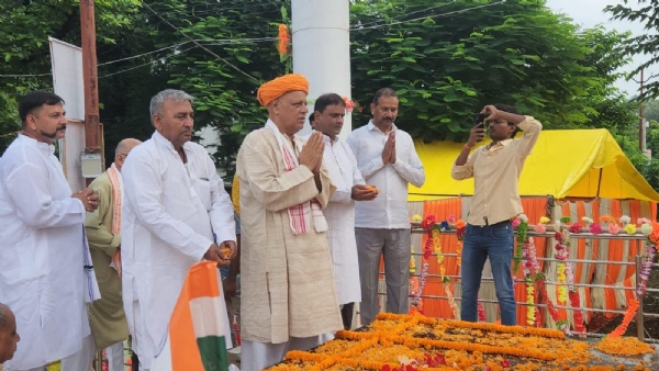 बैरिया बलिदान दिवस पर शहीदों को नमन करते लोग