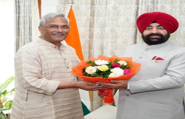 राज्यपाल लेफ्टिनेंट जनरल गुरमीत सिंह (से.नि.) से लोक भवन में पूर्व मुख्यमंत्री एवं हरिद्वार सांसद त्रिवेंद्र सिंह रावत भेंट करते हुए। राज्यपाल लेफ्टिनेंट जनरल गुरमीत सिंह (से.नि.) से लोक भवन में पूर्व मुख्यमंत्री एवं हरिद्वार सांसद त्रिवेंद्र सिंह रावत भेंट करते हुए।