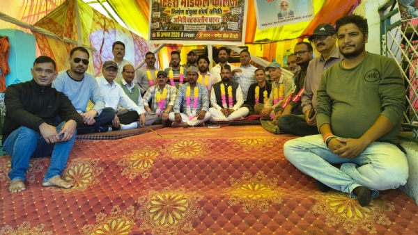 फोटो-18एनटीएच02 नई टिहरी के बौराड़ी में क्रमिक अनशन पर बैठे स्थानीय लोग।