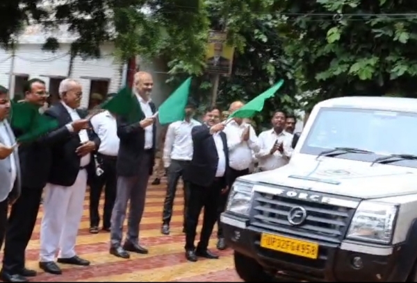 प्रचार वाहन को हरी झंडी दिखाकर रवाना करते प्रभारी जनपद न्यायाधीश जितेंद्र यादव व अन्य।
