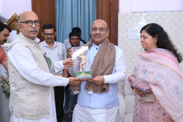 स्मृति चिन्ह देते स्पीकर रबिंद्र नाथ महतो स्मृति चिन्ह देते स्पीकर रबिंद्र नाथ महतो