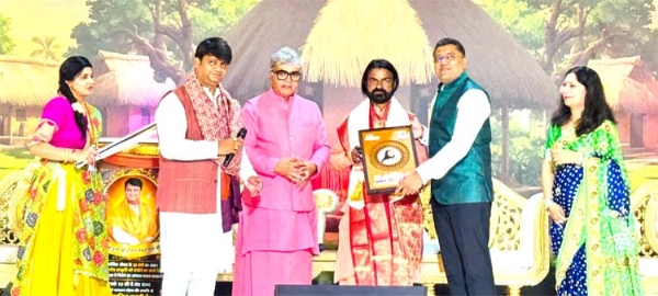 सम्मानित होते निरंजन स्वामी सम्मानित होते निरंजन स्वामी