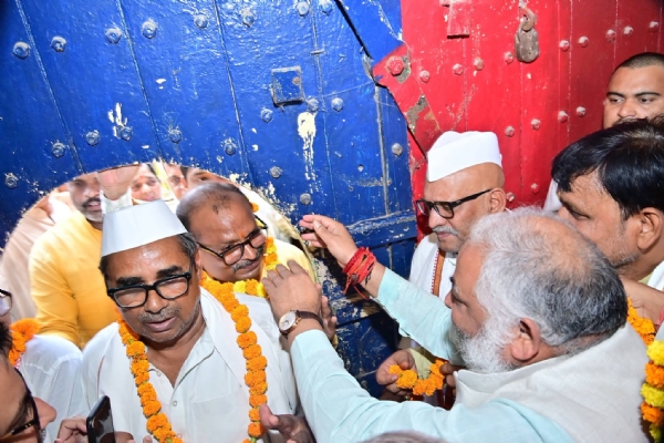 जेल से निकलते लोगों का स्वागत करते मंत्री जेल से निकलते लोगों का स्वागत करते मंत्री