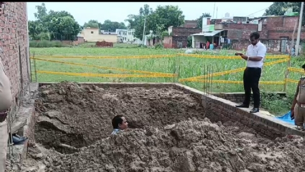 गड्ढे में जाँच करती टीम