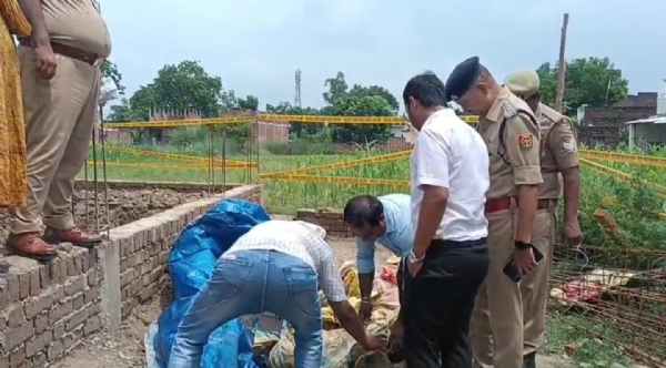 जाँच करती ASI की टीम