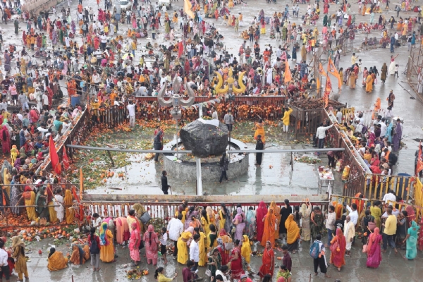 बारिश और धूप के बीच नर्मदापुरम से दौड़ते हुए कुबेरेश्वरधाम पहुंचे डाक कांवड़िए बारिश और धूप के बीच नर्मदापुरम से दौड़ते हुए कुबेरेश्वरधाम पहुंचे डाक कांवड़िए