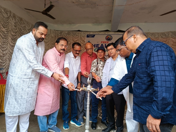 उद्घाटन करते अतिथि उद्घाटन करते अतिथि