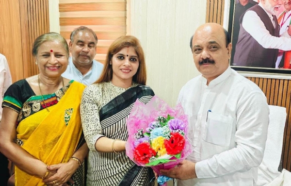 फतेहाबाद। महिला मोर्चा की प्रदेशाध्यक्ष रिचा पाहवा का स्वागत करते बीजेपी जिलाध्यक्ष।