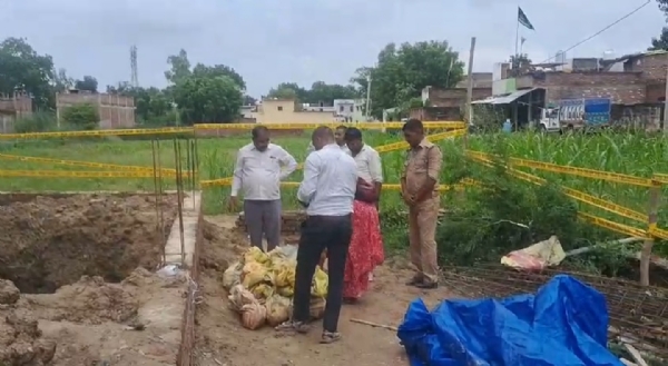मौके पर पहुंची पुलिस कब्जे में लेते हुए मौके पर पहुंची पुलिस कब्जे में लेते हुए