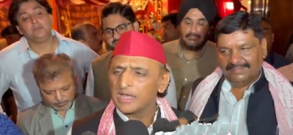 मीडिया से बात करते अखिलेश यादव