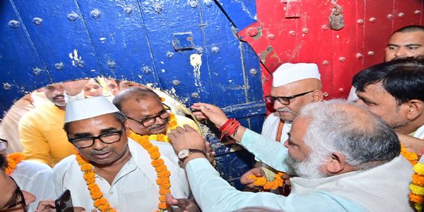 बलियाबलिदानदिवसे १९४२ तमवर्षस्य वीरसपूतानां स्मृतौ कारागारस्य द्वारम् उद्घाटितम्, सेनानीनां परिजनानां स्वागतं कृतम्