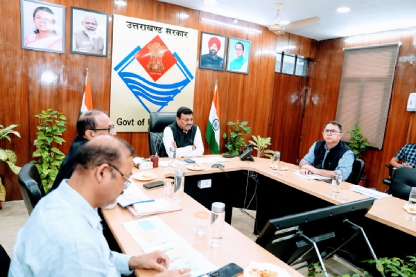 बैठक में अधिकारियों को निर्देश देते मुख्य सचिव।