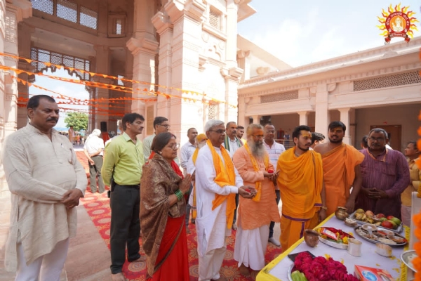 श्री राम जन्मभूमि परिसर में संत तुलसीदास की प्रतिमा के समक्ष हुआ पूजन अर्चन श्री राम जन्मभूमि परिसर में संत तुलसीदास की प्रतिमा के समक्ष हुआ पूजन अर्चन
