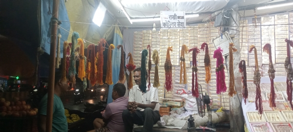 प्रयागराज के सोहबतियाबाग में सजी राखी दुकानों की फोटो प्रयागराज के सोहबतियाबाग में सजी राखी दुकानों की फोटो