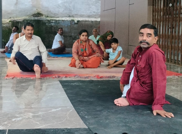फोटो। योगा करते हुए लोग