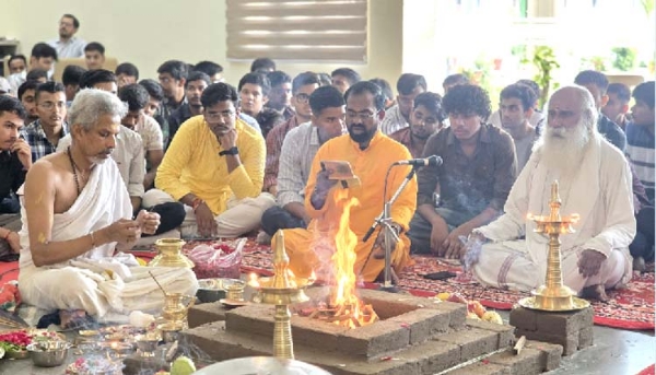 दीक्षारंभ शुभारम्भ के अवसर पर यज्ञ करते हुए