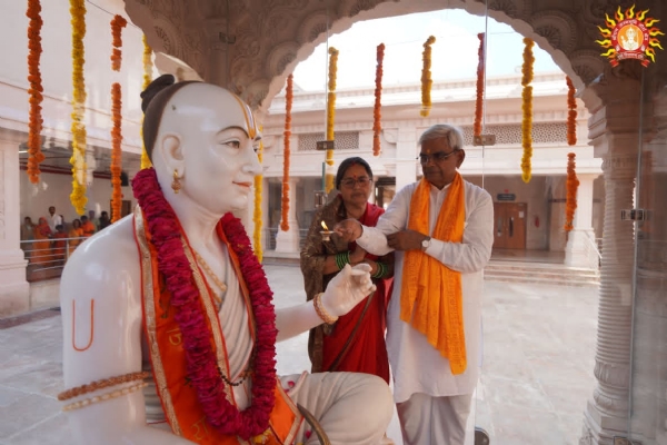 श्री राम जन्मभूमि परिसर में संत तुलसीदास की प्रतिमा के समक्ष हुआ पूजन अर्चन श्री राम जन्मभूमि परिसर में संत तुलसीदास की प्रतिमा के समक्ष हुआ पूजन अर्चन